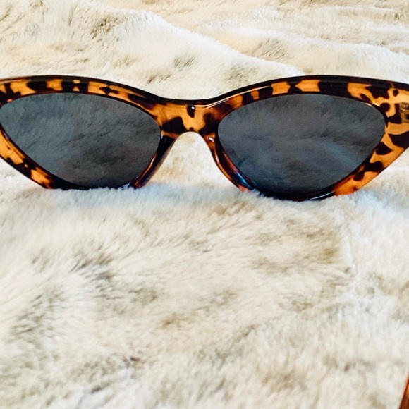 CAT EYE Sunglasses - Picture 4 of 5